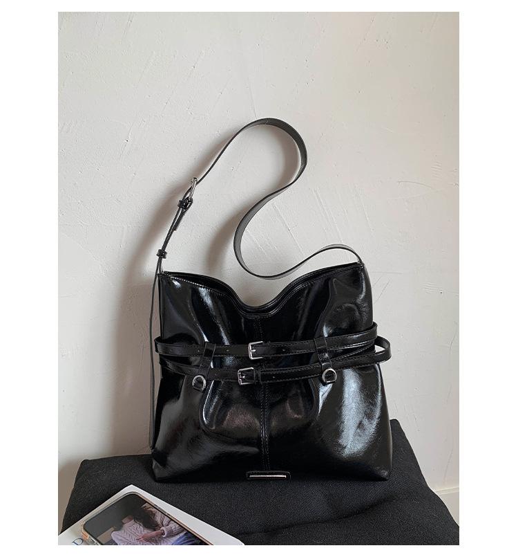 Korean niche design shoulder bag women's bag 2025 new retro oil wax leather tote bag large capacity messenger bag tide