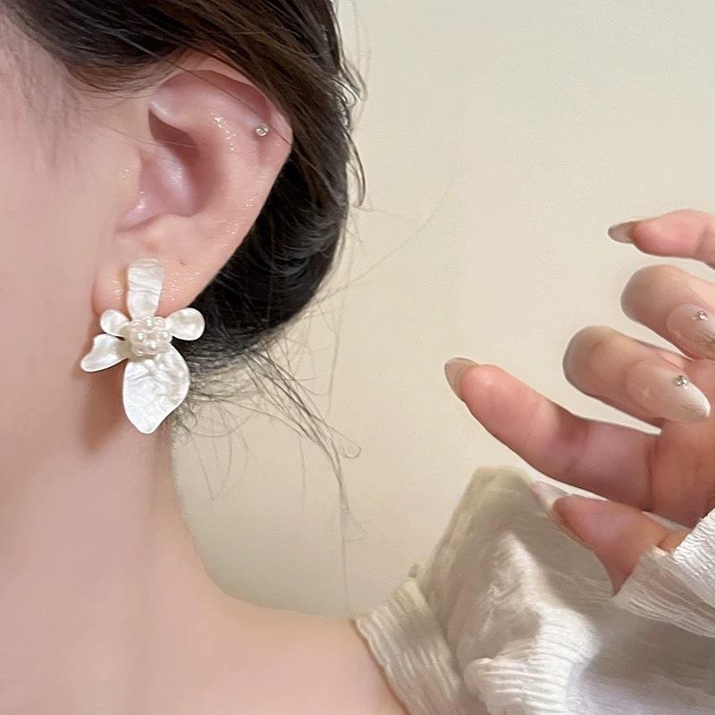 Super fairy French three-dimensional flower circle earrings women's new pearl earrings retro niche design stud earrings