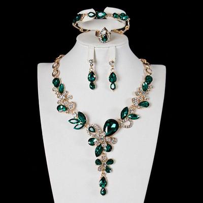 Set di collane con pietre preziose di cristallo europee e americane: Squisito Set di Gioielli in Quattro Pezzi per Clavicola da Sposa per Donna