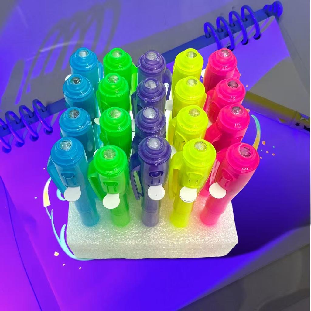 20 Stück Unsichtbarer Tintenstift Set - Geheime Nachrichten schreiben - Inklusive UV-Licht zum Enthüllen von Nachrichten, Farbe des Stifthalters ist zufällig.