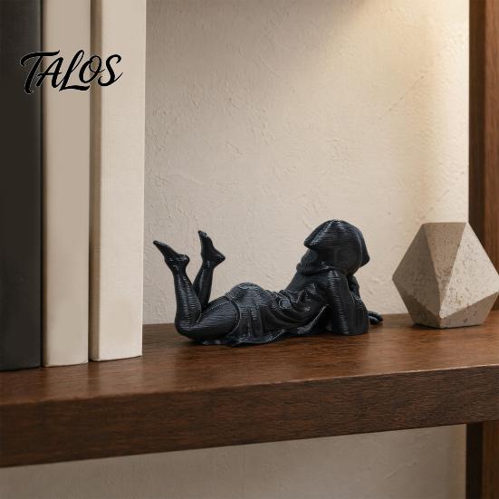 Figurina Decorativa da Esposizione, Figura di Dama con Cappuccio Sdraiata, Falciatore, Scultura Dark Fantasy Gotica Stampata in 3D, Elegante Ornamento da Scrivania, Donna con Veste Nera