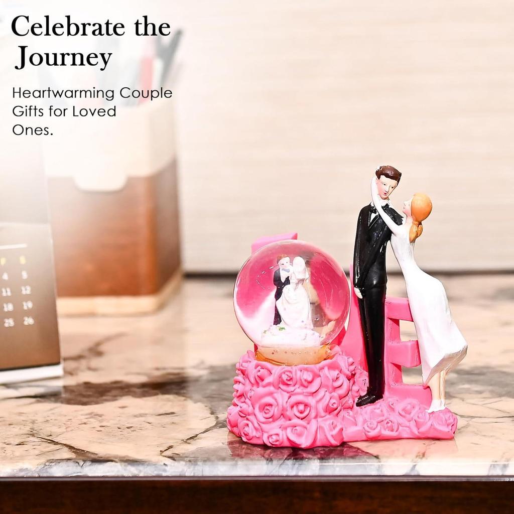 Couple – Couple Romantique Boule de Verre Miniature Statue Pièce d'Exposition, Cadeau de Mariage Parfait pour les Couples, Mari & Femme