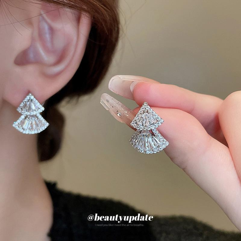 Silver Needle Zircon Triangular Fan Earrings, Korean Ins Niche Simple Earrings, Light Luxury Temperament Fashion Earrings Wholesale