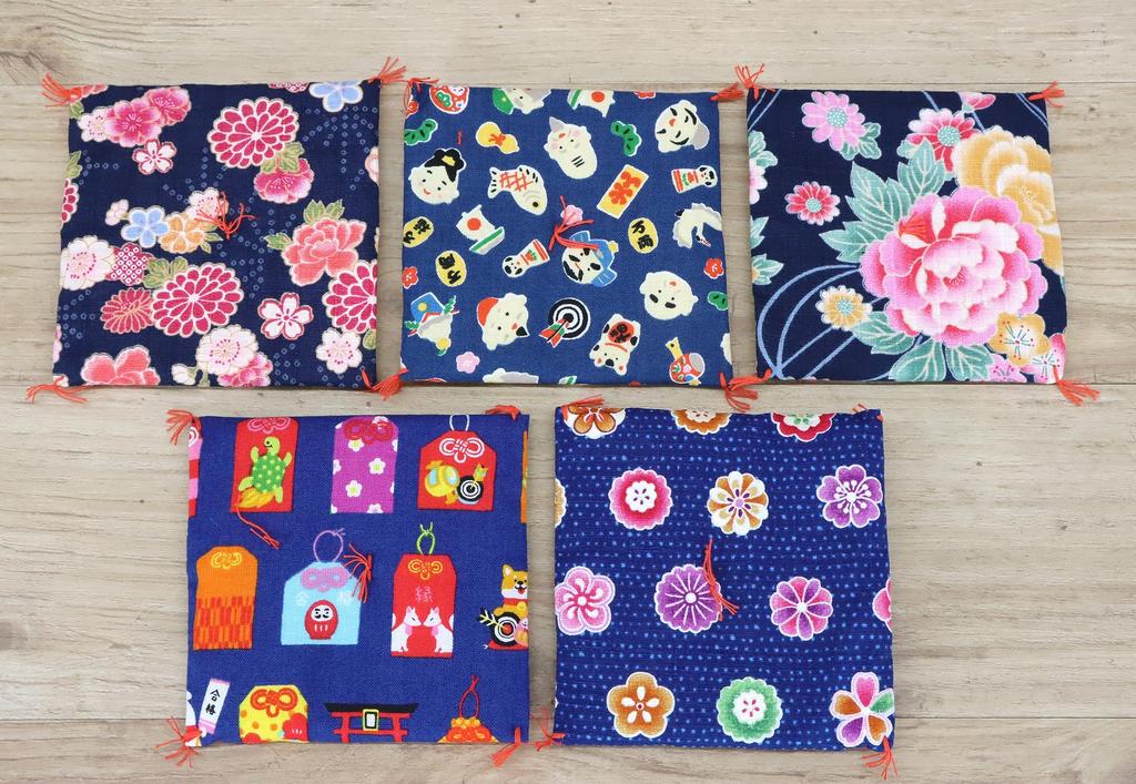 Castle Enterprises Mini Cushion for 5 Assorted Designs Random Pattern x Made in Japan Maneki-neko (Lucky Cat) Ornaments, (Blue), (10cm 10cm),