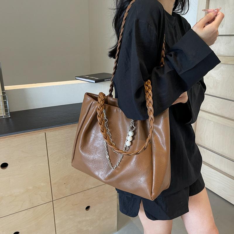 Commuter to work Large capacity armpit bag Women's new trendy shoulder bag Textured fashionable tote bag