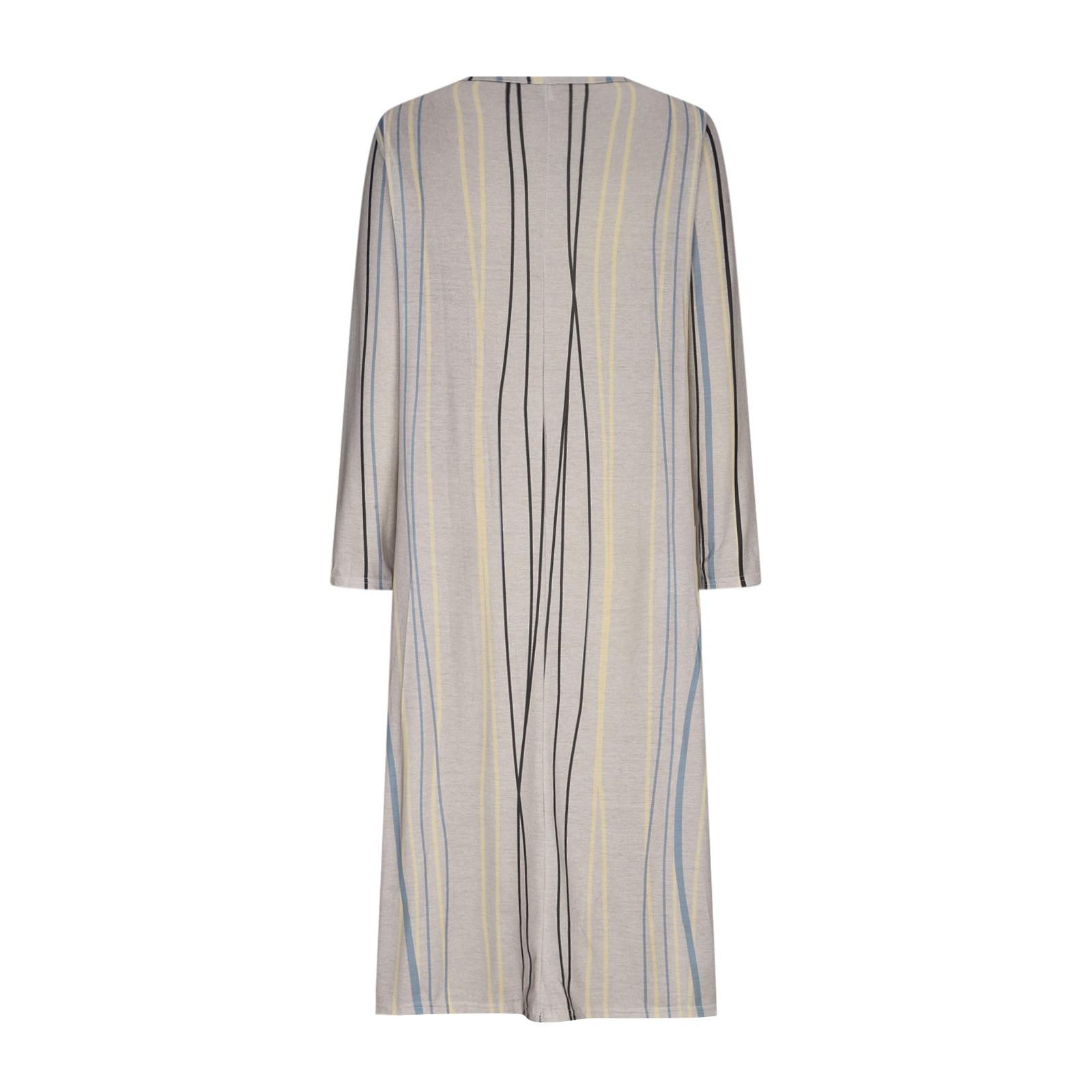 Женское повседневное длинное платье в полоску с круглым вырезом и пуговицами с карманами — фото 4