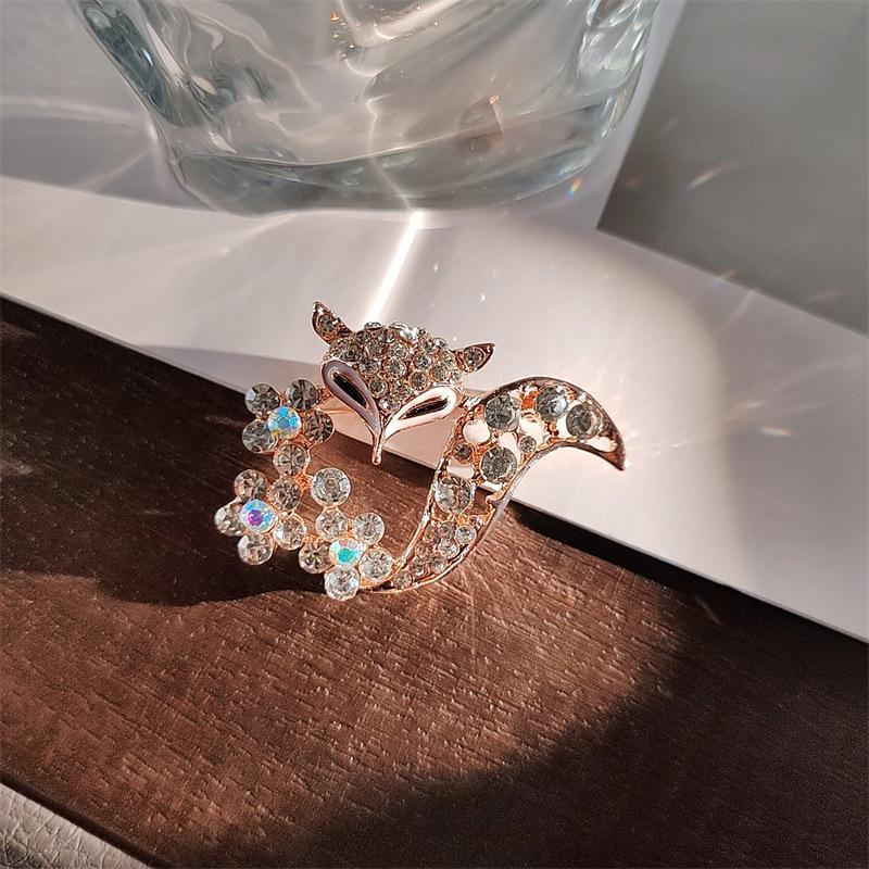 Charming Fox Brooch: Fashionable, Versatile Accessory for Cardigans, Coats, and Suits.