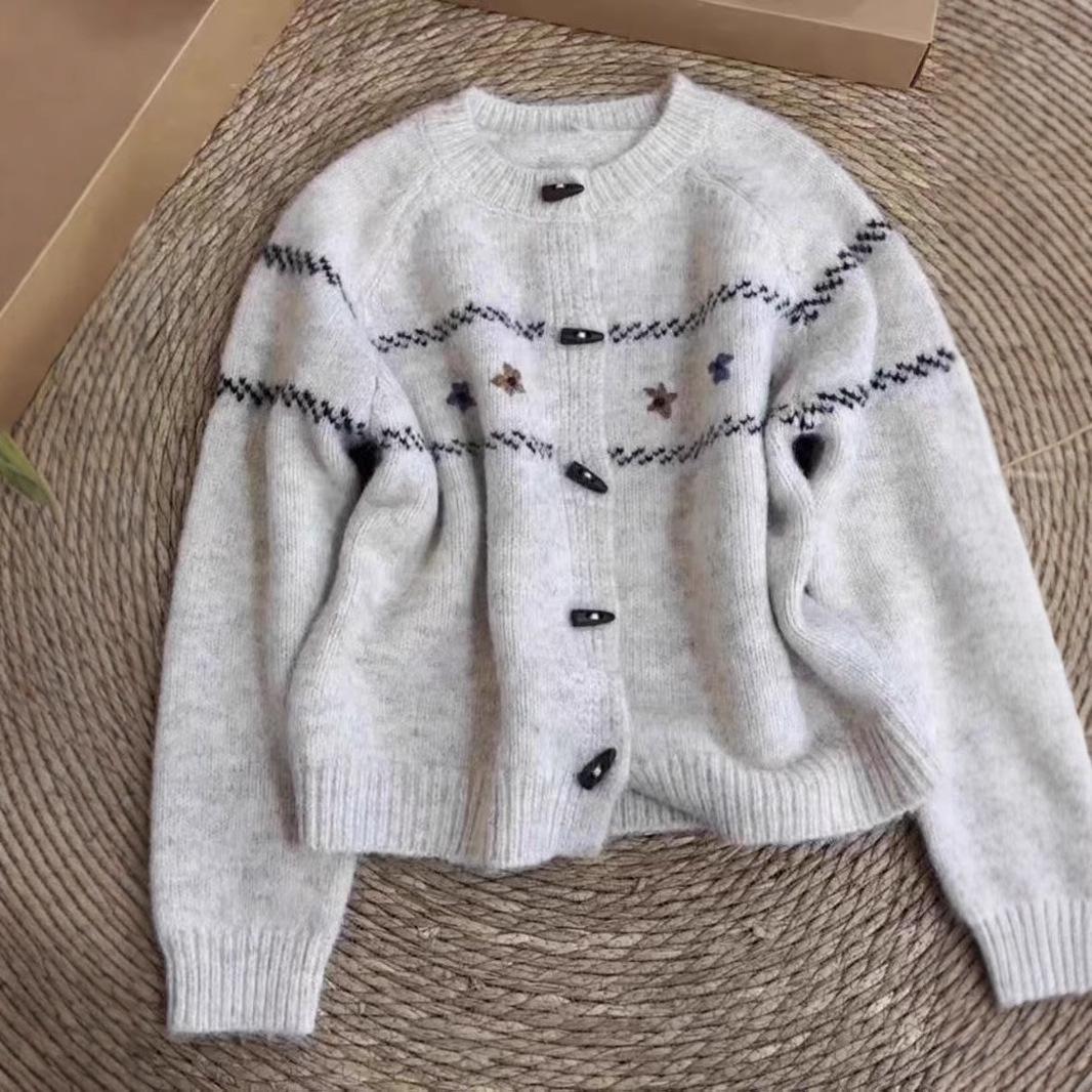 

Women s Retro Buttoned Jacquard Cardigan: Loose Knit with Handmade Floral Design, Spring/Autumn 2025 Collection One Size светло-серый