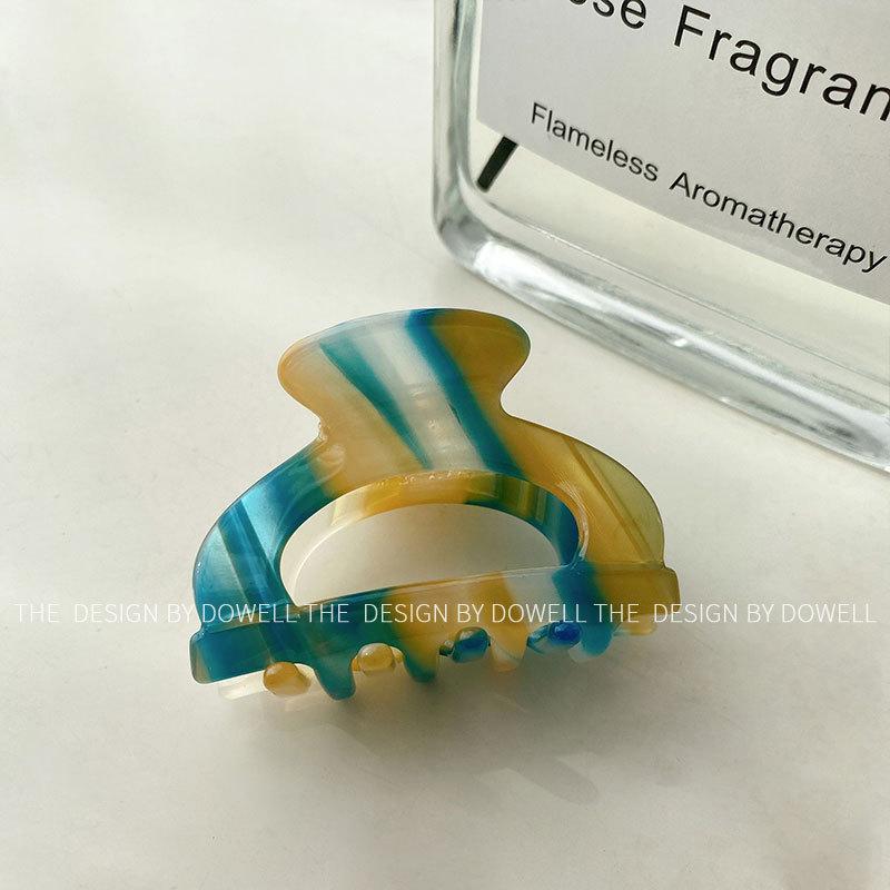 

Elegant Handcrafted Acetate Hair Claw With Geometric Design For Women Fashion Gradient Blue Yellow