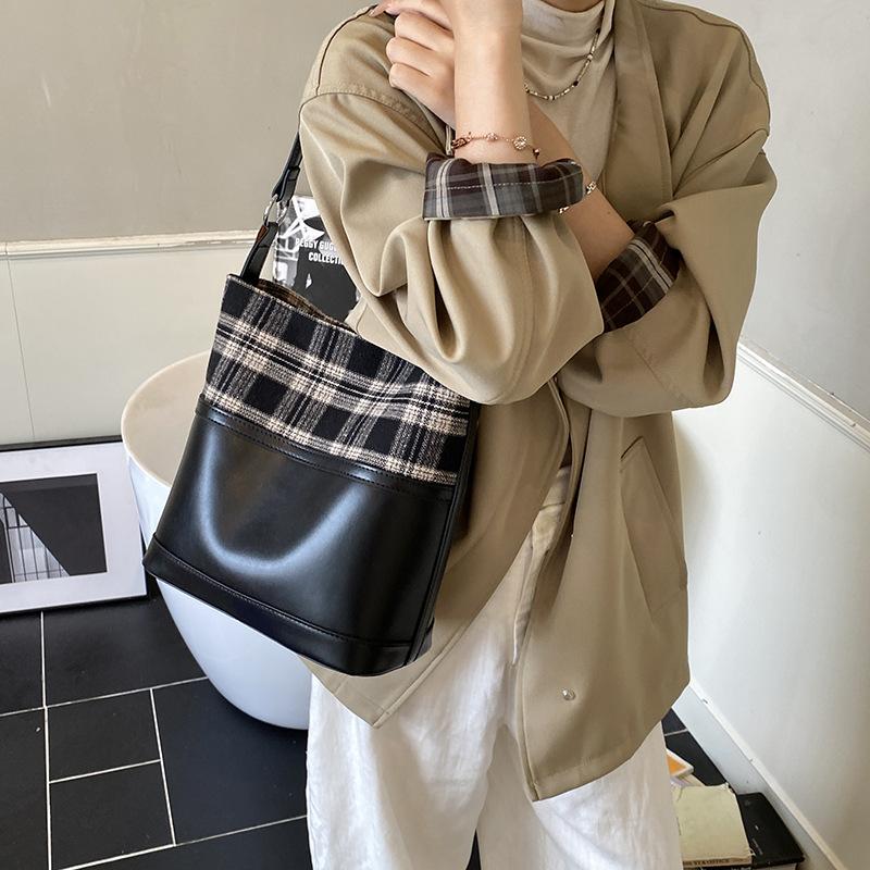 Large Capacity Bag Women's 2025 New Niche Plaid Super Fire Commuter Women's Bag Premium Shoulder Bag Bucket Bag