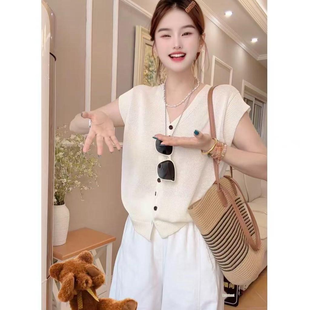 2026 Summer Women's Simple Solid Color Knit Top - Short-Sleeved, Single-Breasted, Round Neck, Age-Reducing Design