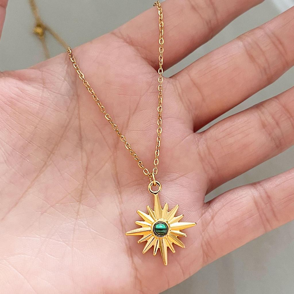 Retro Rhinestone Star Pendant Necklace - Fashionable Titanium Steel Clavicle Chain for Women