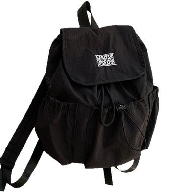 Ein modischer Buchstaben-Rucksack mit einer einfachen und großvolumigen Reisetasche