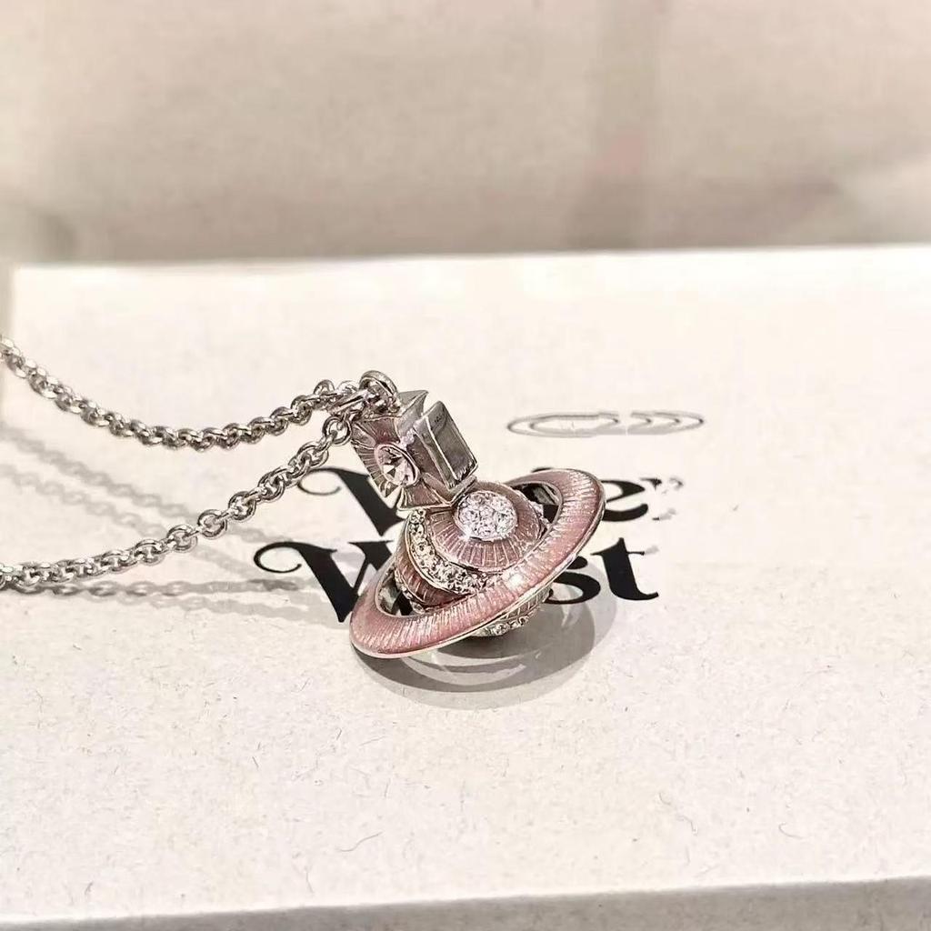 Westwood 3D Planet Różowy Emaliowany Naszyjnik: Wykwintny Łańcuszek do Swetra w Stylu Light Luxury dla Kobiet.