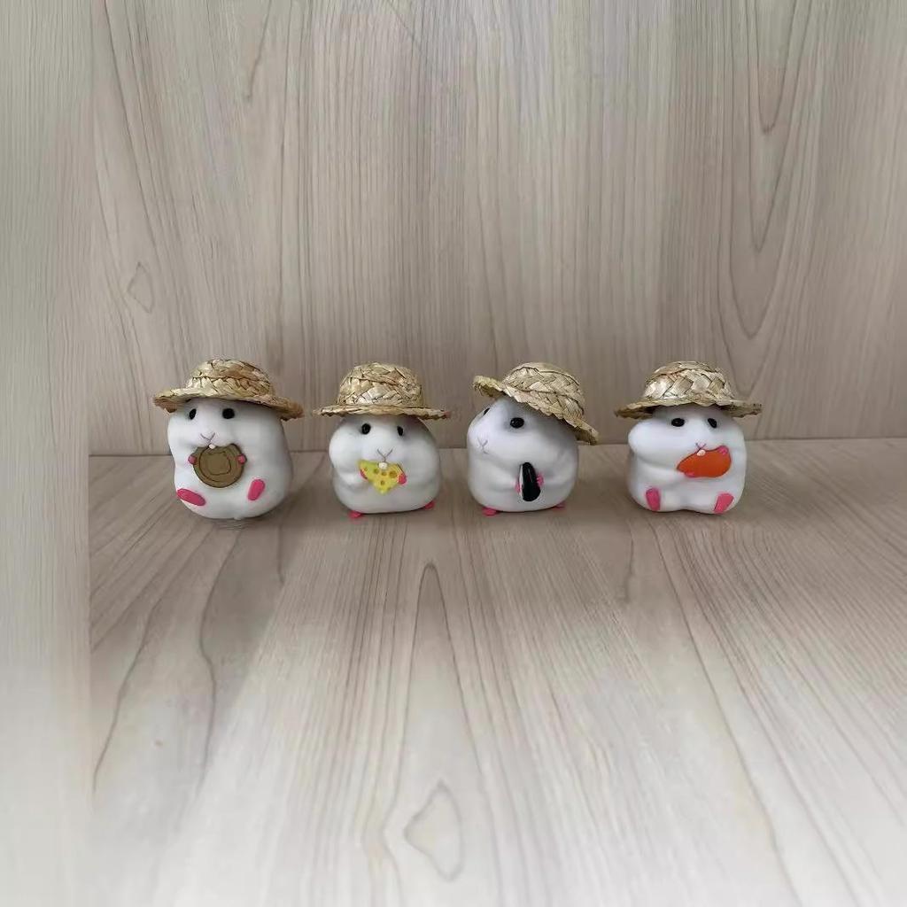 Peluche Criceto Scatola Cieca - Carino Ornamento per Auto con Cappello di Paglia