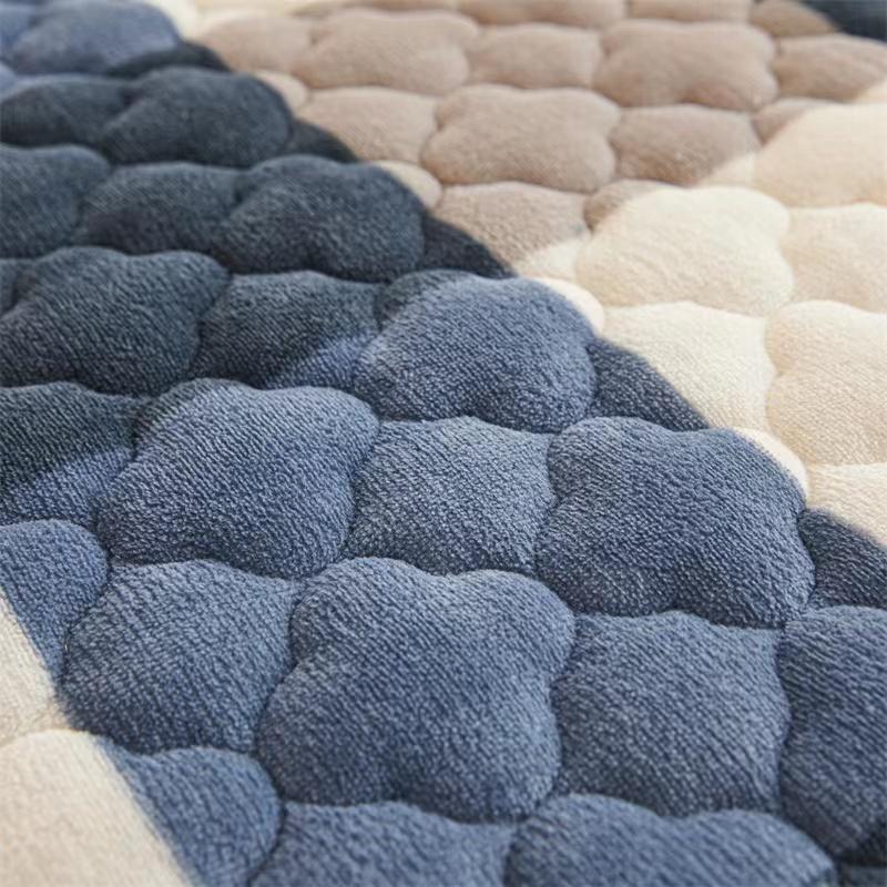 Luxury Flannel Quilting Mattress Cover Thicken Velvet Quilted Bed Pad Protector Cover Winter Bed Cover Not Included Pillowcase