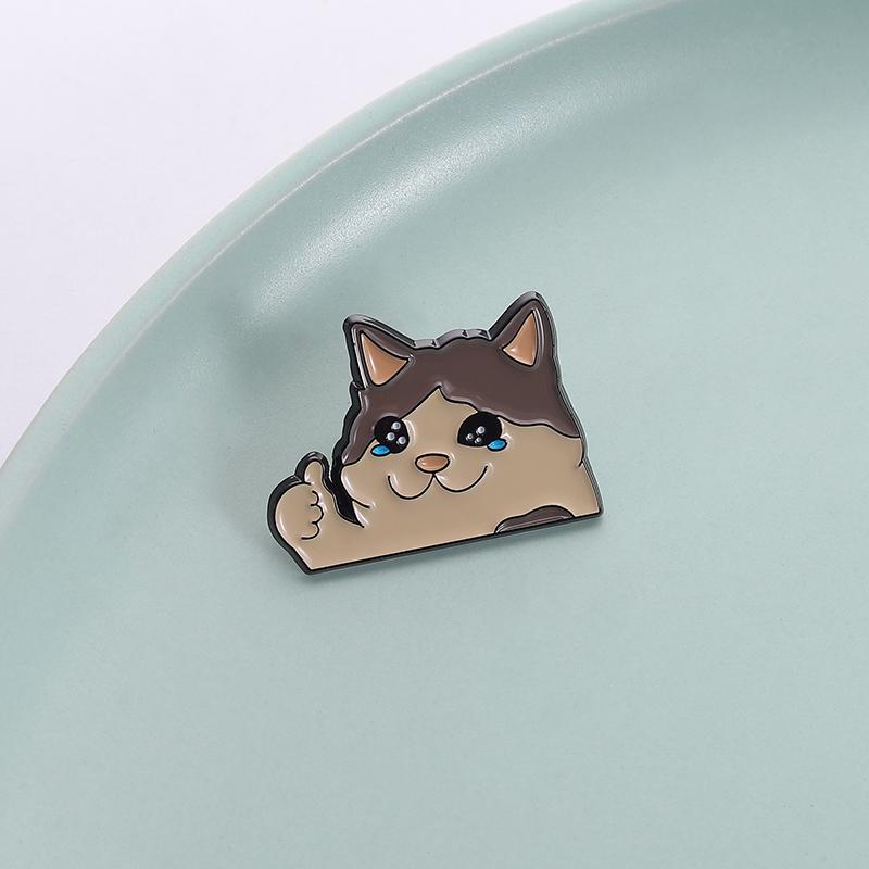 Spilla smaltata Gatto che piange pollice in su Spilla animale umoristica Badge bavero zaino Gioielli divertenti Regali per amanti dei gatti amici
