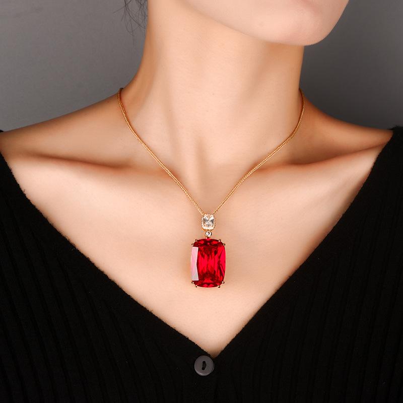 Jewelry Copper Bottom Gold-Plated Imitation Colored Treasure Generous Diamond Gold Pendant Necklace 20 * 28