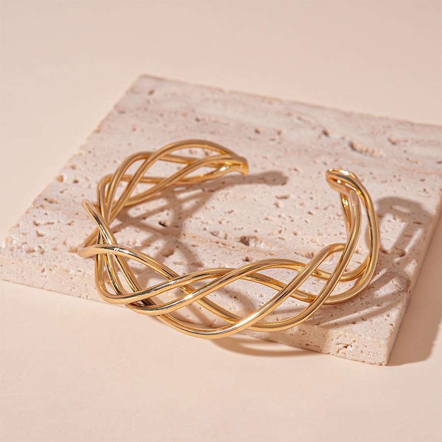 Elegant Metallic Geometric Twist Open Bracelet for Women