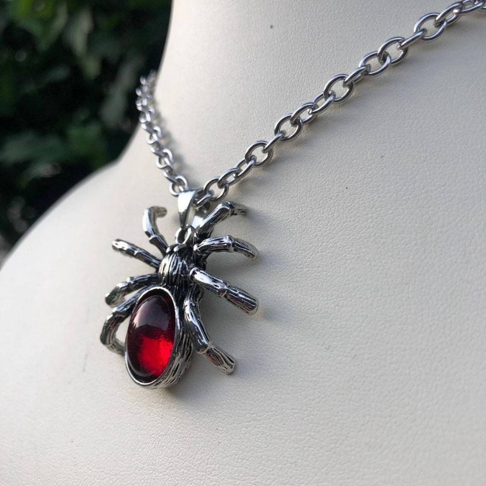 Gothic Punk Sliver Color Simulation Spider Insect Red Oval Crystal Pendant Necklace for Women Men Hallowmas Jewelry Accessories