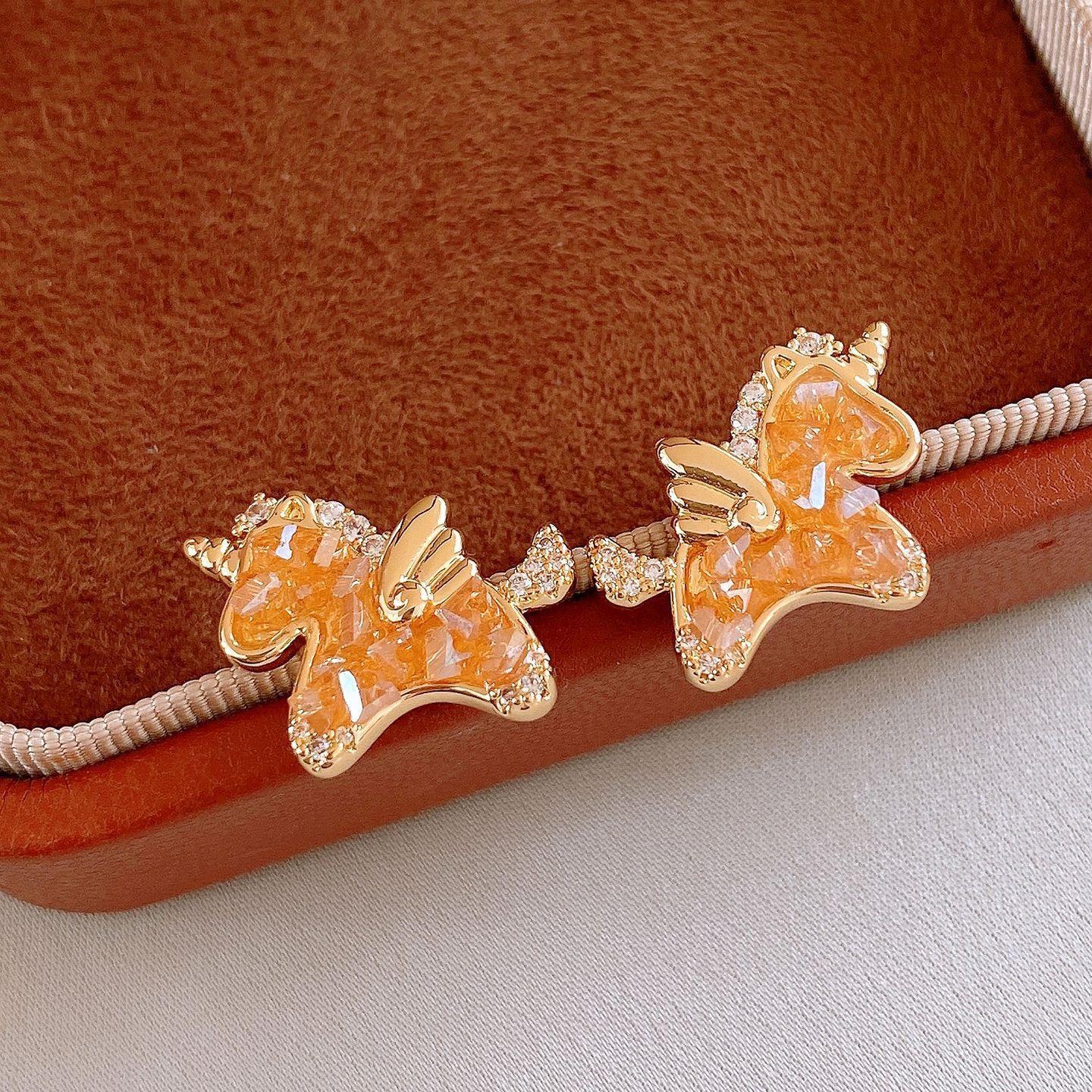 

Модні сережки-краплі для жіночих прикрас