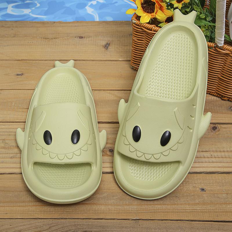 

Lucyever Новые летние тапочки с рисунком акулы для женщин, нескользящие домашние тапочки для ванной, женские 2024 года, мягкие шлепанцы на плоской подошве 36-37 зелёный