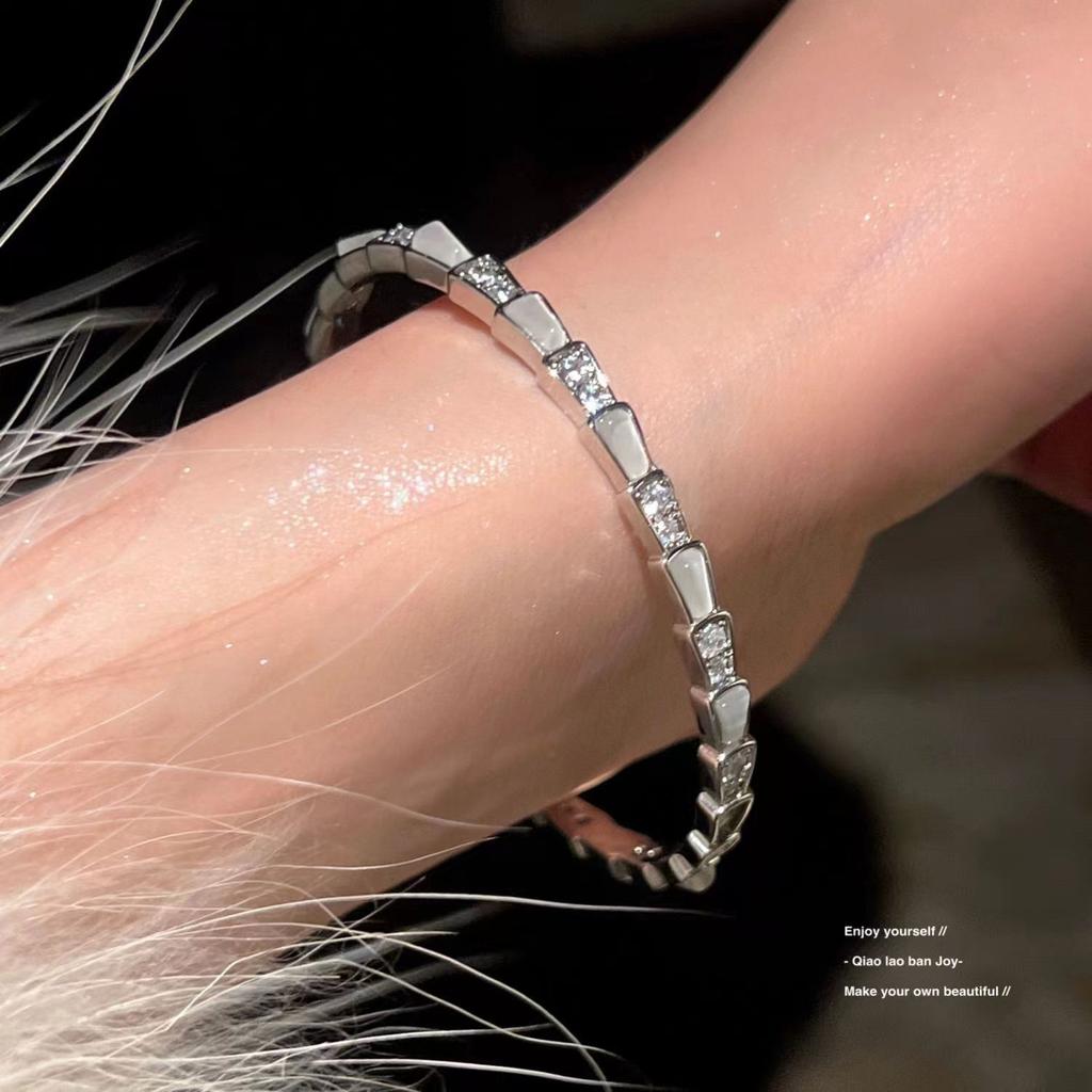 Fritillary spirit snake bracelet flash diamond texture bracelet big name gemstone light luxury opening silver