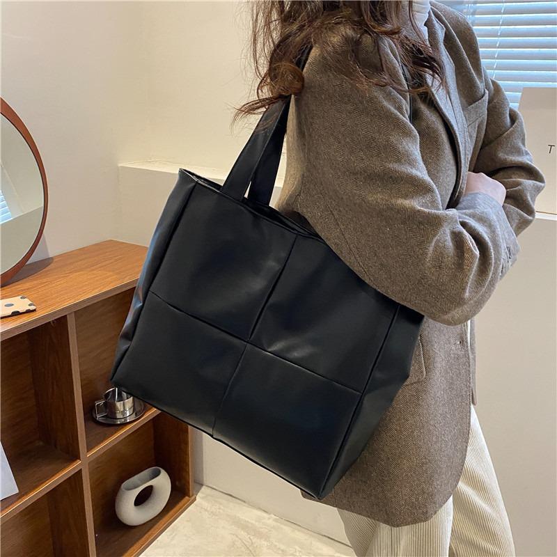 High Texture Fashion Design Large Capacity Commuter Bag Women's Bag New Autumn and Winter Fashion Down Shoulder Bag