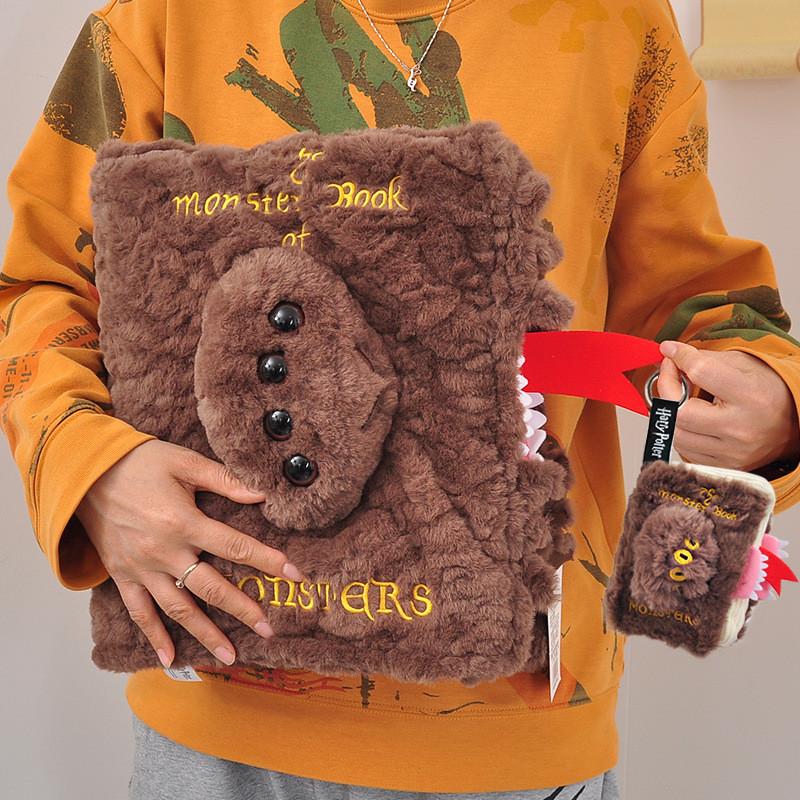 Peluche di Harry Potter con Design del Libro dei Mostri per Collezionisti e Fan