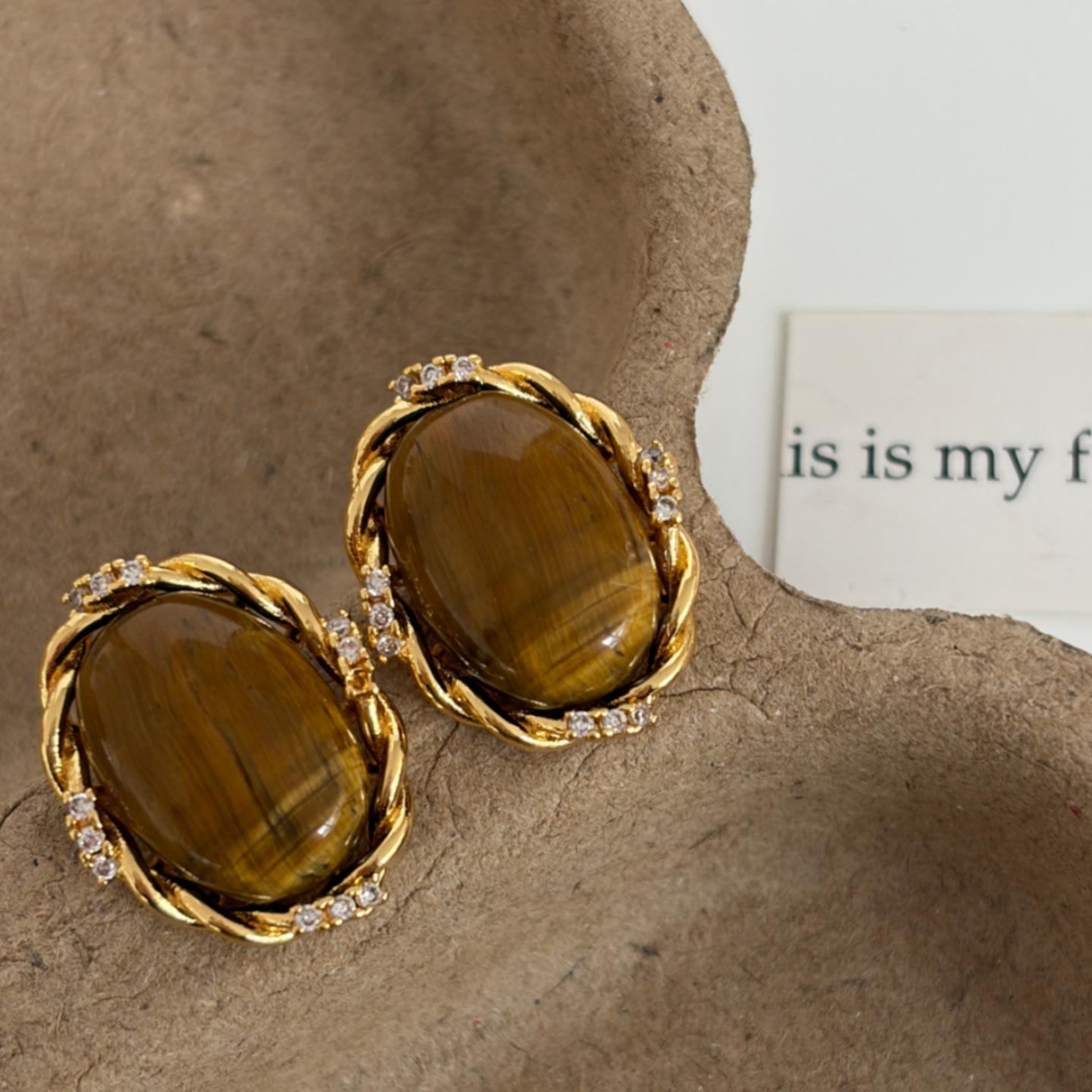 French Retro Style Stud Earrings for Autumn/Winter - Simple High-End Fashion, Versatile Niche Design