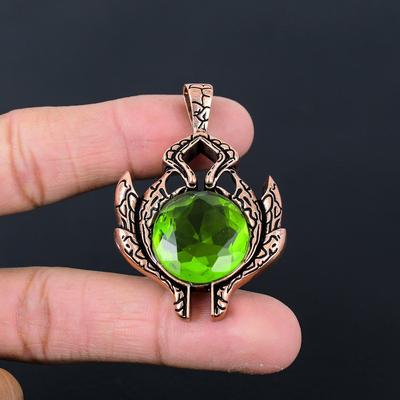 Colgante de joyería artesanal con gema de peridoto y alambre de cobre puro envuelto en una maravillosa pieza de peridoto