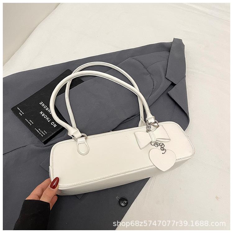 High-end texture foreign style small bag women's 2025 new versatile one-shoulder armpit bag French niche design baguette bag