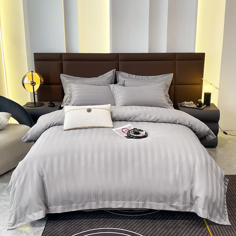 

mling Hotel Collection All-Season Polyester Quilt