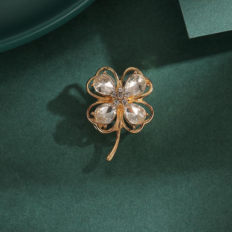 Fashionable Anti-glare Brooch with A High-end and Personalized Diamond-encrusted Four-leaf Clover Collar Needle To Prevent Exposure