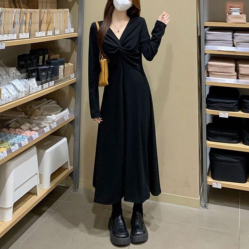 French Style Stylish Folds Dresses 2025 Autumn Winter Solid Color Female Clothing V-Neck Elegant A-Line Waist Knitted Long Dress