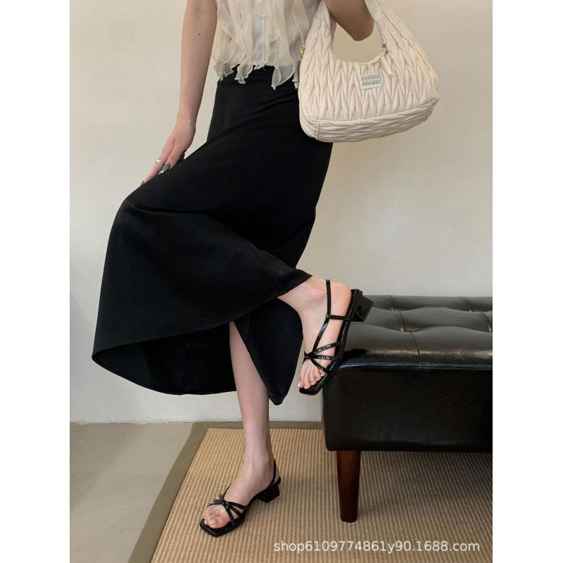 Französische schöne Sandalen mit dünnen Riemchen und offenen Zehen für Damen Sommerbekleidung 2025 neue Modelle mit Röcken Temperament Silber Römische Schuhe