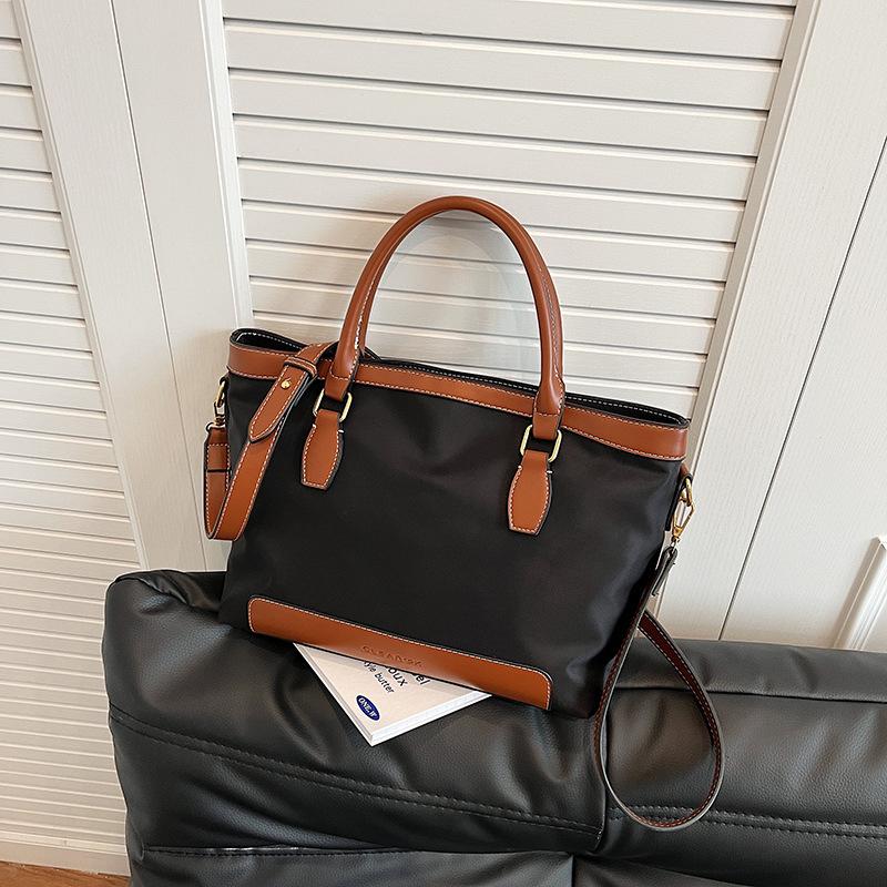 

Large capacity nylon cloth bag women s new simple casual messenger women s bag retro commuting чёрный
