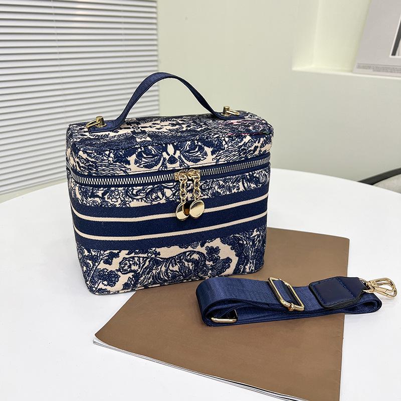 

New Fashion Portable Embroidered Cosmetic Bag with Zipper Large Capacity Soft Portable Girls Storage Bag Travel Case 21x16x13cm синій