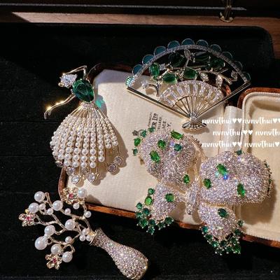 Broches y joyería para el cuerpo