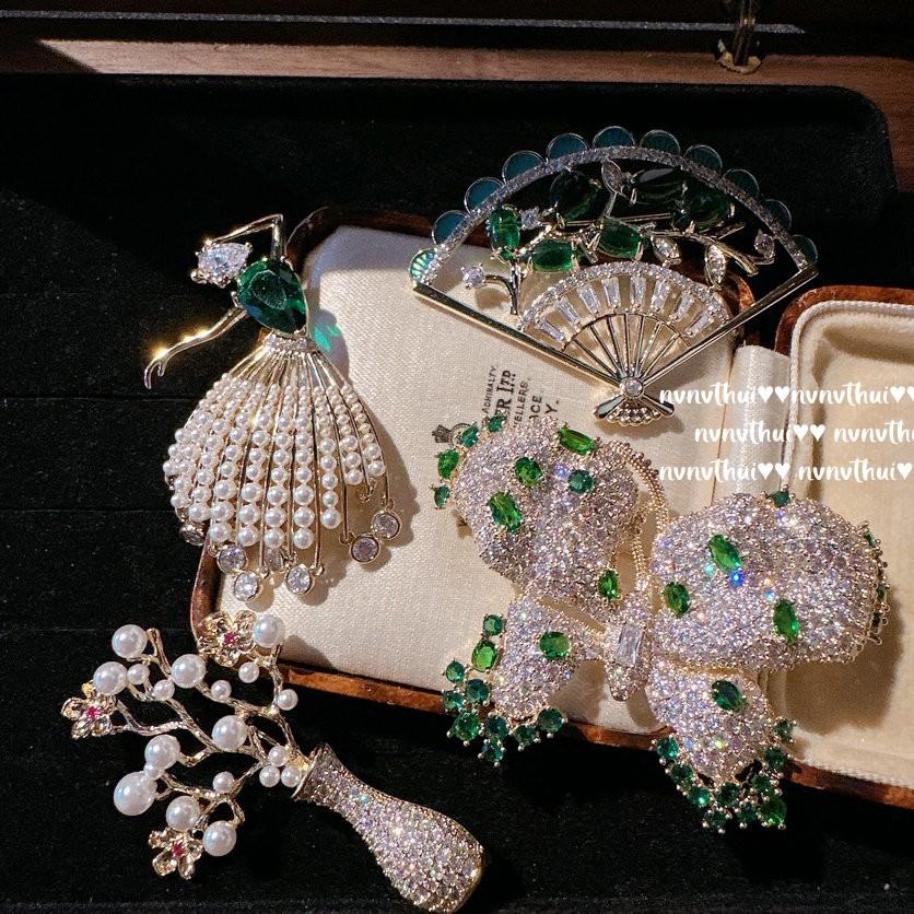 Sunset Melted Gold Peacock Emerald Engraved Fan Brooch Antique Plated 18K Golden Frost Butterfly Zircon Brooch