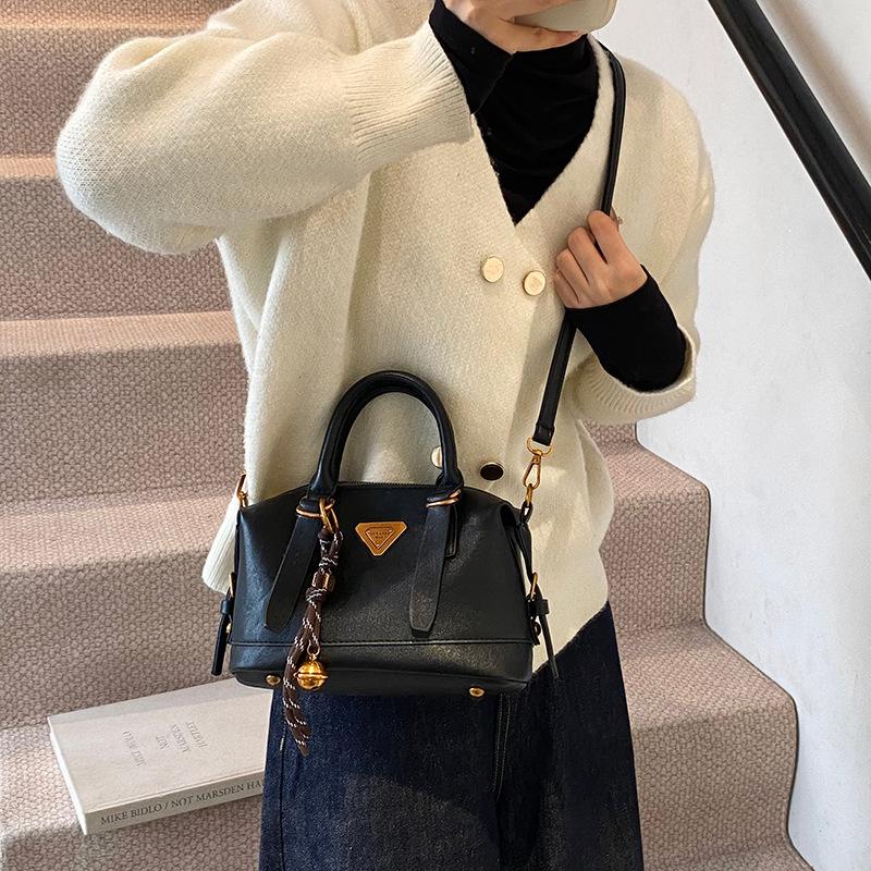 2025 New Autumn and Winter Boston Pillow Bag Fashion Versatile Messenger Handbag Trendy Women's Bag