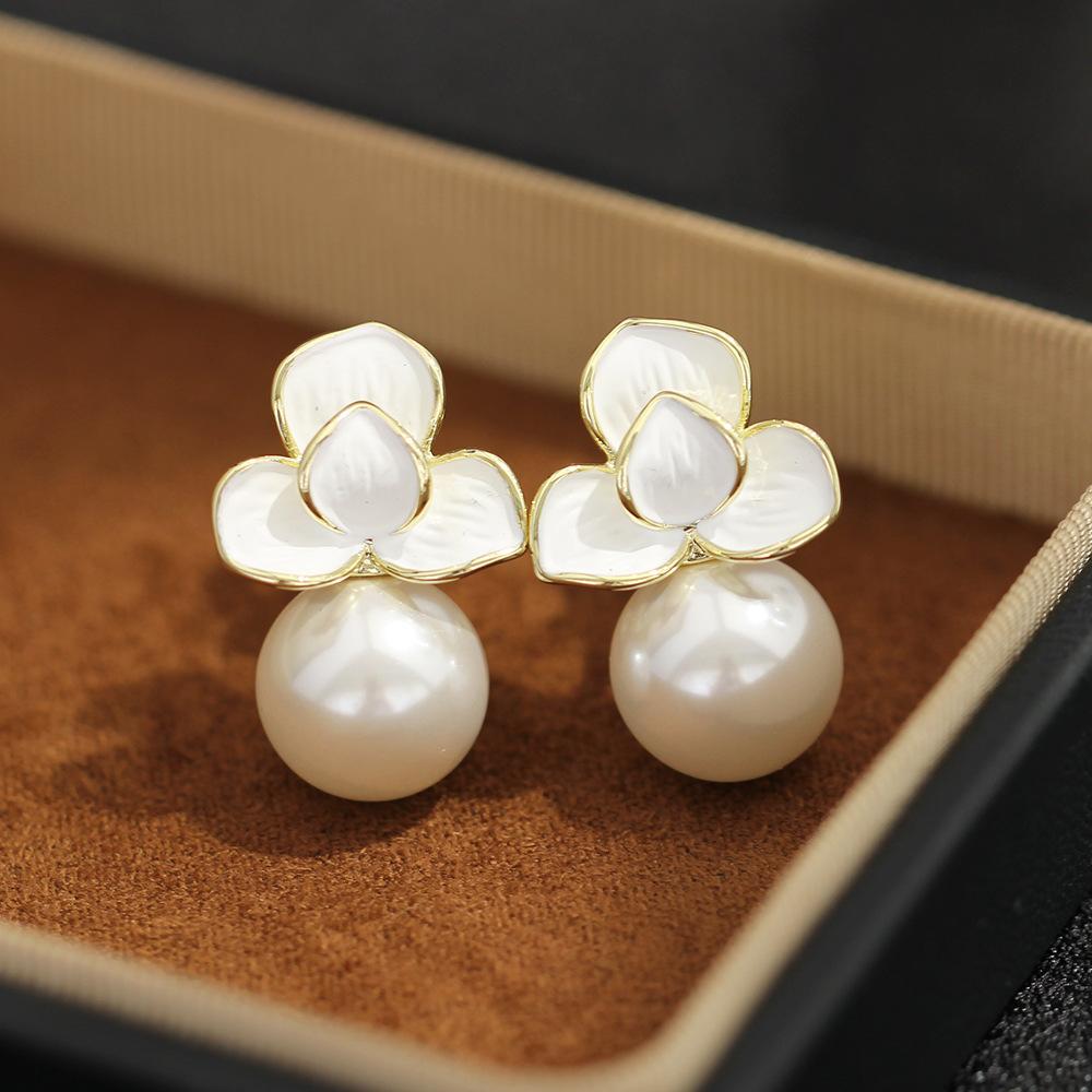 New Product Temperament, White Oil-dripping Petal Earrings, Gold-plated Large Pearls, Versatile Without Pierced Earrings, Earrings, Women's Models