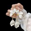[White Petal Flowing Gold] New Chinese-style white petal fringed stud earrings, high-end exquisite versatile earrings, retro earrings