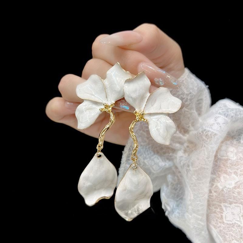 [White Petal Flowing Gold] New Chinese-style white petal fringed stud earrings, high-end exquisite versatile earrings, retro earrings