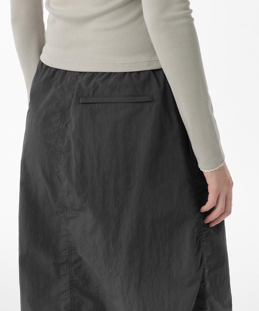 Musinsa Standard Woman Women'S Nylon Parachute Skirt [Dark Gray]