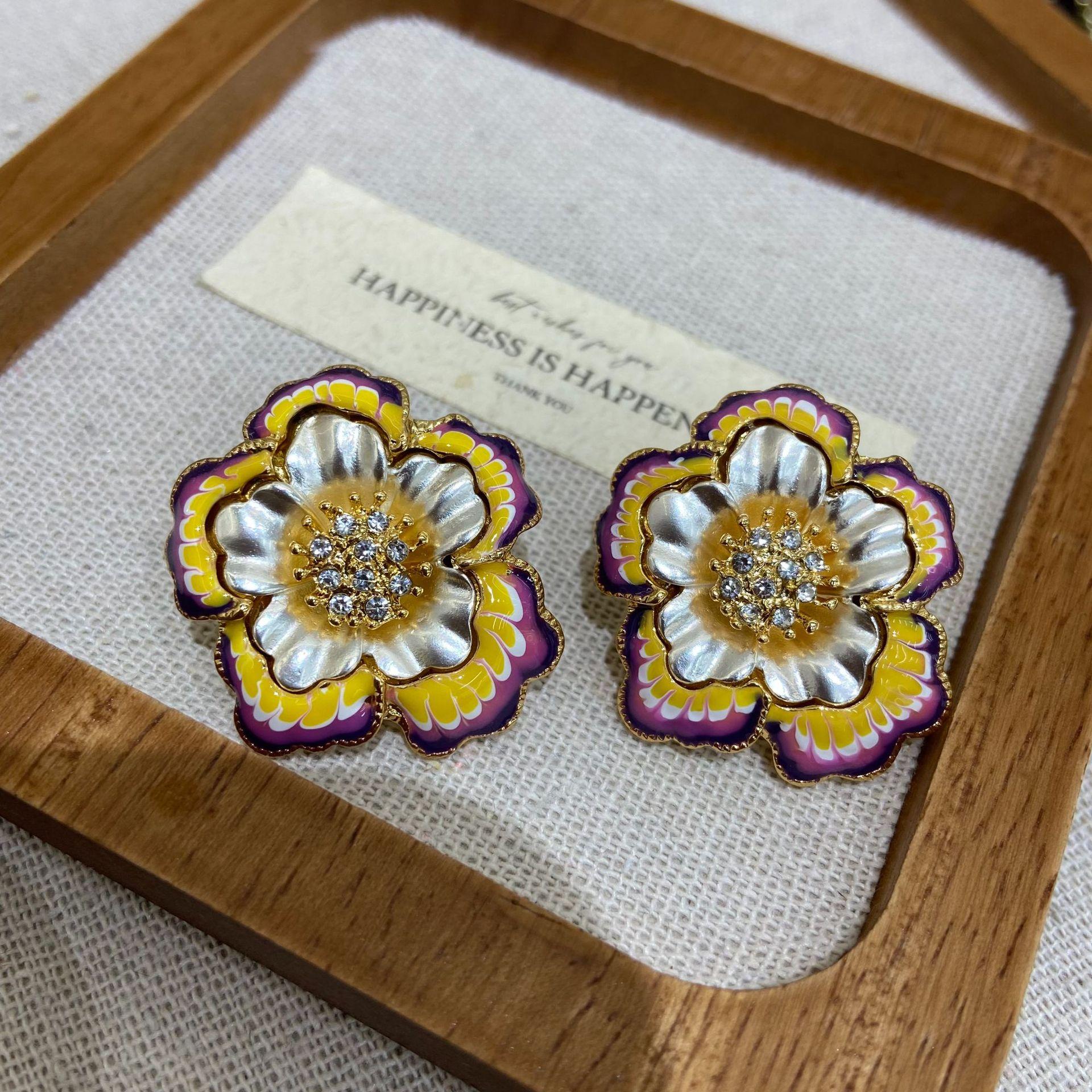 

Medieval Vintag Retro Contrasting Color Three-Dimensional Diamond Setting Exaggerated Oil Dripping Flower Stud Earrings Light Luxury Design High Sense
