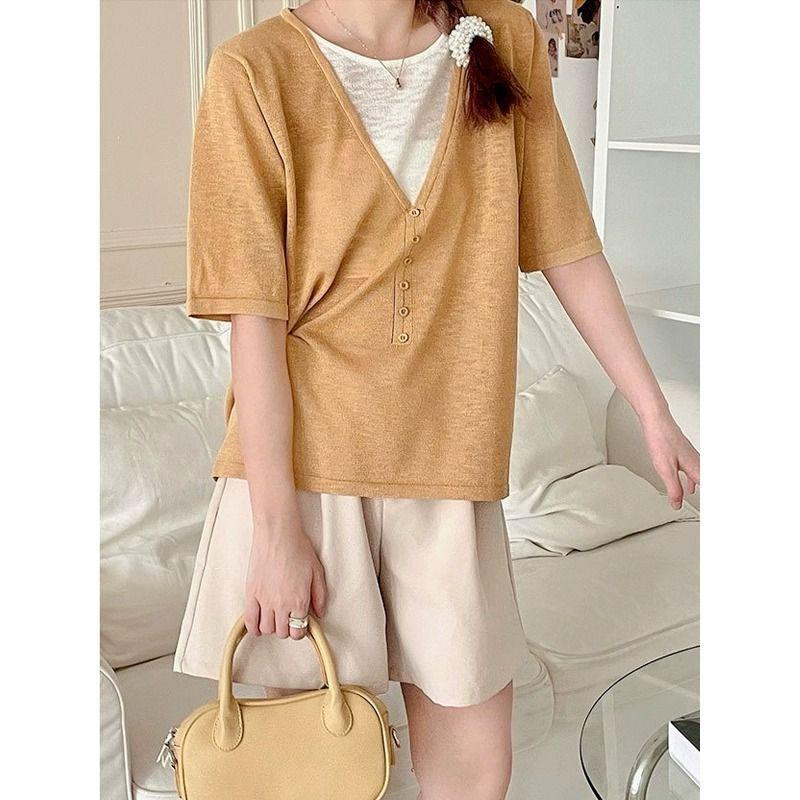 

Летний дизайн, японский трикотажный свитер с V-образным вырезом, имитация двух частей, с коротким рукавом, женская корейская версия, свободная футболка, топ, уменьшающий возраст One size имбирный