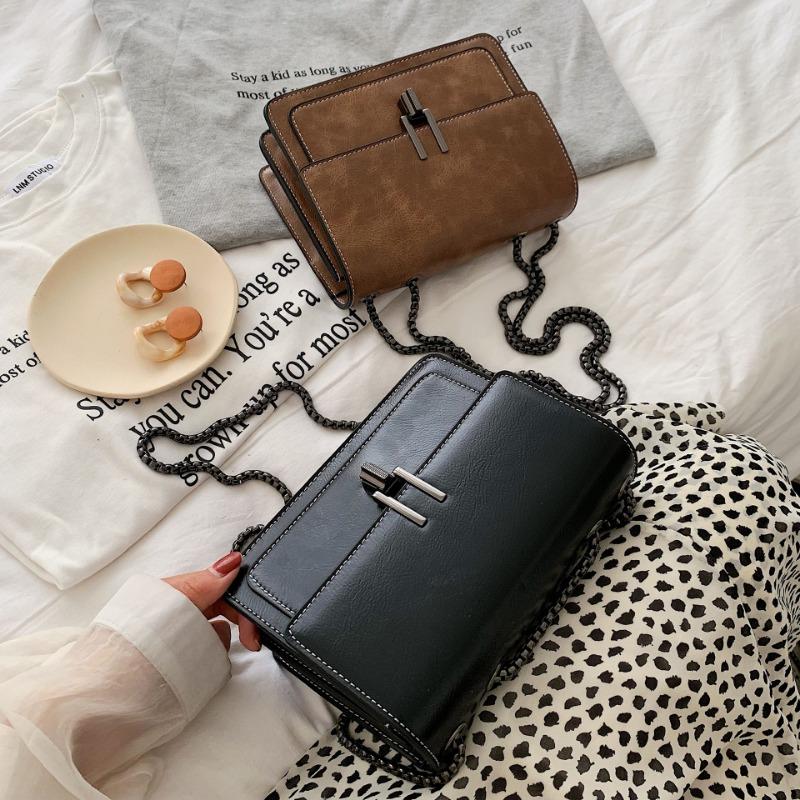 Today's popular small bags are women's new retro textured chain messenger bags, fashionable autumn and winter shoulder small square bags.