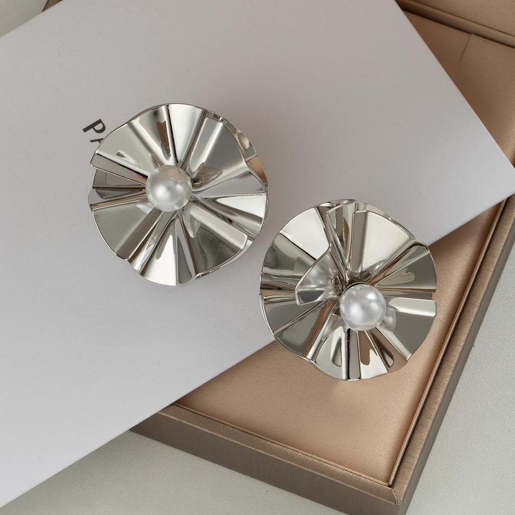 Exaggerated 3D Flower Pearl Earrings: Light Luxury, High-End Metal Style Studs