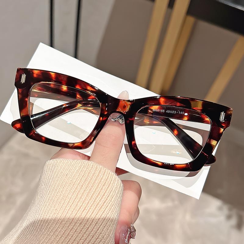 Fashionable and retro small square anti-blue light glasses, a fashionable item, are a flat light lens for street photography